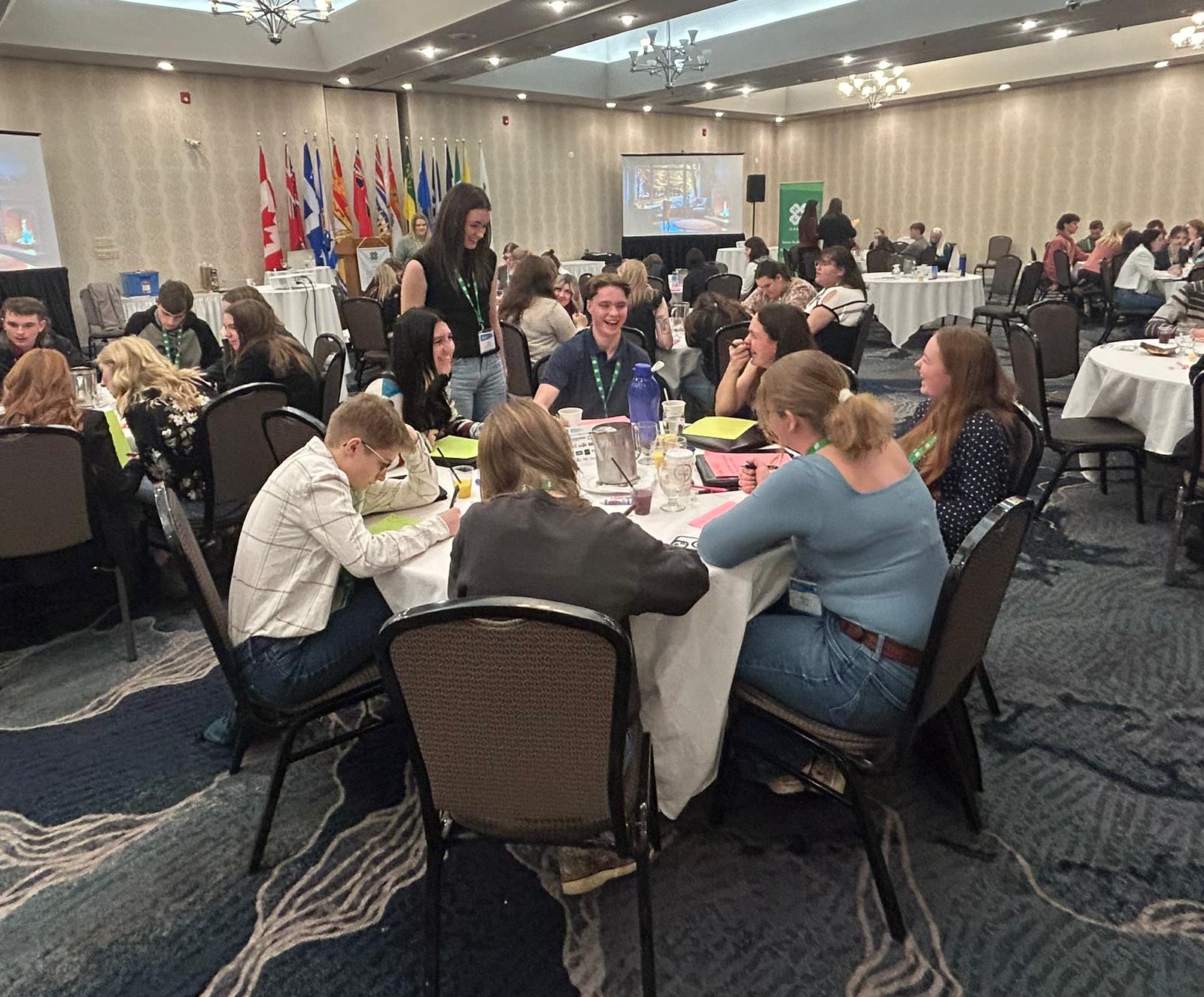 Membres des 4-H assis à table et riant